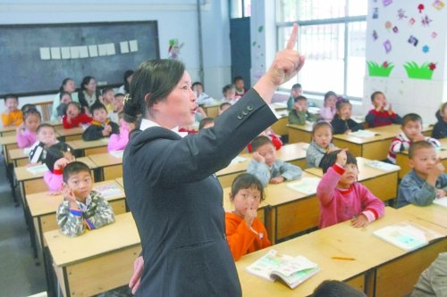 不到上小學年齡的孩子，只得在幼兒園復讀或者上“幼小銜接班”