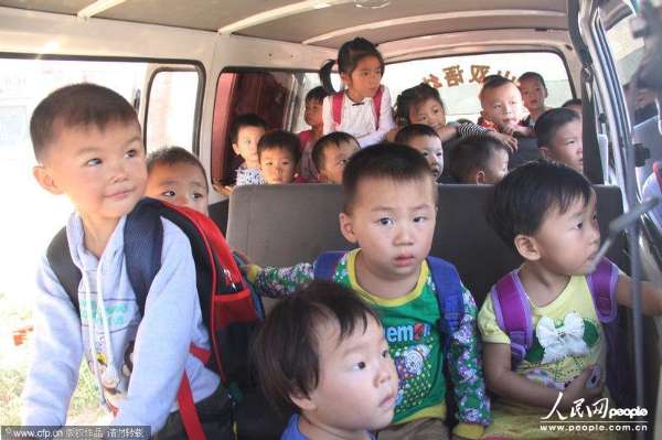  2013年9月3日，河南信陽(yáng)，6座的面包車(chē)?yán)锩婢尤粷M滿當(dāng)當(dāng)擠滿了28個(gè)3、4歲的孩子