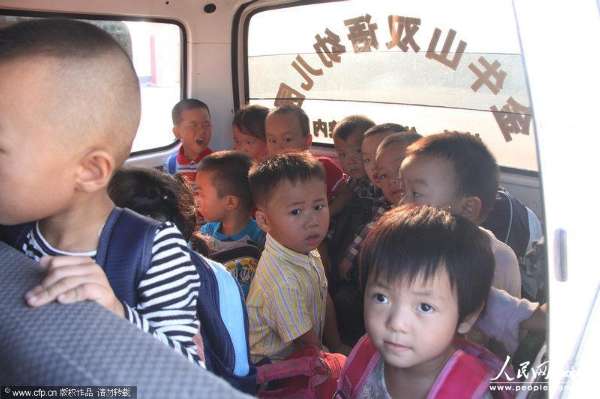  2013年9月3日，河南信陽(yáng)，6座的面包車(chē)?yán)锩婢尤粷M滿當(dāng)當(dāng)擠滿了28個(gè)3、4歲的孩子