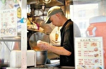 紐約哥大門口，顧客排長隊(duì)買他的肉夾饃