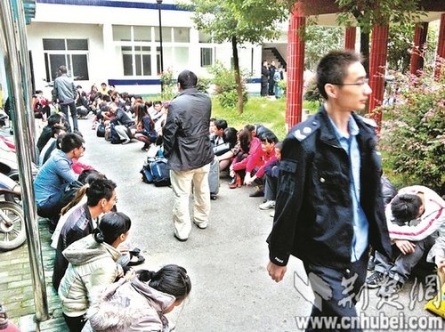 派出所院子里，擠滿了被解救的傳銷人員