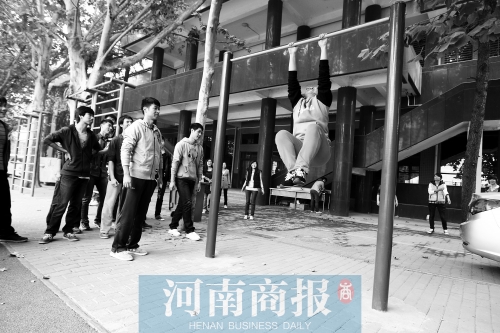引體向上，難住不少同學(xué)