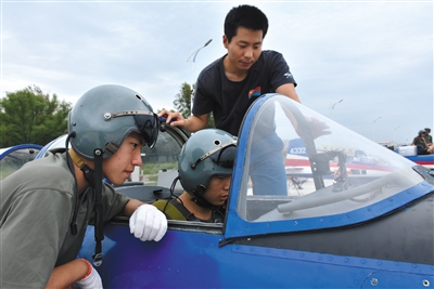 8月26日，來自吉林、湖北、山東的青少年航空學(xué)校的高中學(xué)生，進(jìn)行了首次飛行體驗活動