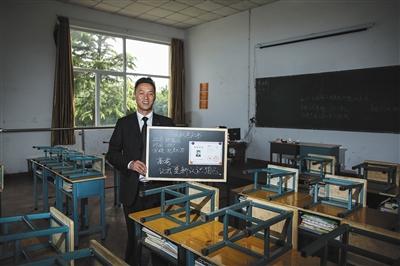 　張俊成，41歲，曾是北京大學的一名保安。1995年，通過成人高考，考上了北京大學法律系(?？?，被媒體稱為“北大保安高考第一人”，現(xiàn)為長治市一所中等職校的校長