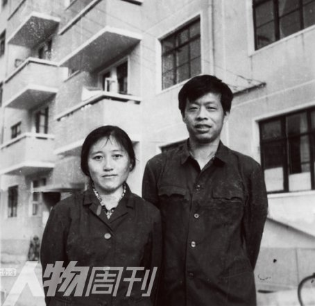 1980年，李銀河與王小波結(jié)婚時(shí)在宿舍樓下