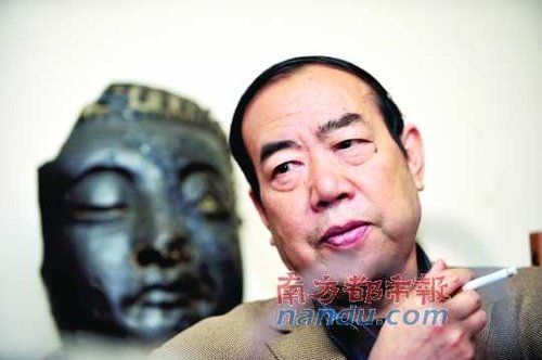 賈平凹談新書(shū)《帶燈》 盜版?zhèn)ψ骷液妥x者