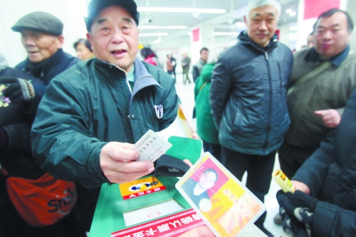 老人帶著多種證件想免費乘車，工作人員稱沒接到通知拒絕。
