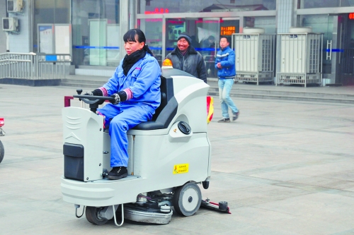 洛陽火車站新購3臺洗地機提高保潔作業(yè)效率，成為站前廣場一道風(fēng)景