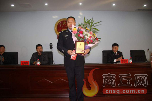高兵雷是睢陽(yáng)區(qū)檢察院一位檢察干警，在去鄭州捐獻(xiàn)造血干細(xì)胞時(shí)，他所在的單位為他組織了熱烈的歡送儀式