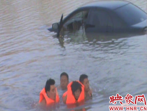 韓明、賈建峰，馮先忠三位市民奮力營救落水者