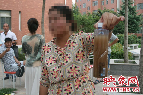 業(yè)主張女士向記者出示了一瓶從水管里接來的水。