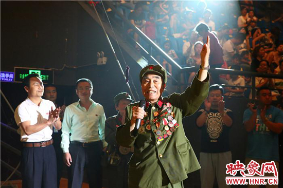 胡國全高唱《志愿軍戰(zhàn)歌》，朝鮮國立雜技團(tuán)團(tuán)長拍手致敬