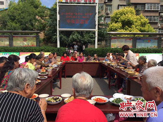 平頂山市衛(wèi)東區(qū)五一路街道五一路社區(qū)廣場(chǎng)上飯菜飄香，一年一度的中秋團(tuán)圓百家宴正在熱鬧開宴。