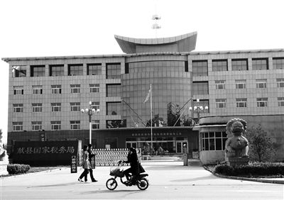 10月29日，河北滄州市獻(xiàn)縣國稅局。10月底，一些企業(yè)主被叫到國稅局談“交稅”問題。新京報記者 孟祥超 攝