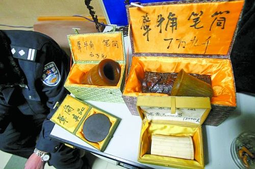 這些商品被暫扣，并根據(jù)鑒定情況對(duì)販賣者依法處罰。 記者 閆化莊 攝