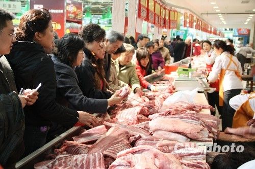 資料圖。1月份CPI等經(jīng)濟數(shù)據(jù)將于今天發(fā)布。多家機構(gòu)預(yù)計，受春節(jié)“錯位”因素及豬肉價格回落影響，1月CPI同比漲幅在1.8%左右。從各機構(gòu)發(fā)布的報告來看，從2月開始，CPI或?qū)⑦M入新一輪上行周期。