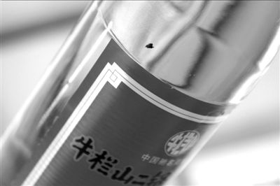 圖中畫圈處為瓶中的黑色異物。京華時報記者 譚青 攝