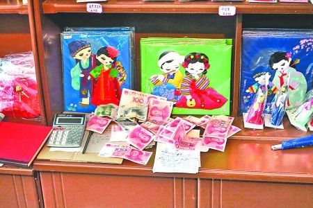 2012年6月21日，在朝鮮羅先特別市的一家商店里，柜臺(tái)上散落著一些人民幣。在朝鮮，人民幣比本國的貨幣更受歡迎。 CFP供圖