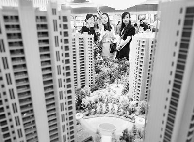 圖為近日，浙江杭州一家房產公司的兩位銷售人員一起向購房者介紹樓盤。新華社記者 王定昶攝