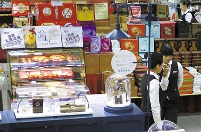 昨日，北京賽特購物中心，擺放出售的月餅禮盒，上千元的品種僅5種。新京報記者 王叔坤 攝
