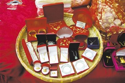 10月1日，王小姐在廣東汕頭舉行婚禮，她的彩禮包括3個(gè)玉鐲、多個(gè)金戒指及一張銀行卡。新京報(bào)記者 吳振