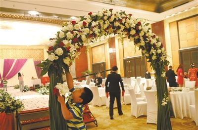 10月5日，北京萬達(dá)索菲特酒店，婚宴剛剛結(jié)束。新人介紹，一場婚宴花掉父母20萬元。新京報(bào)記者 尹亞飛