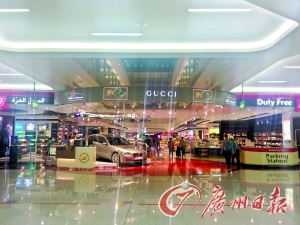 迪拜機(jī)場(chǎng)的免稅店是不少人的血拼地。 迪拜機(jī)場(chǎng)的免稅店是不少人的血拼地。