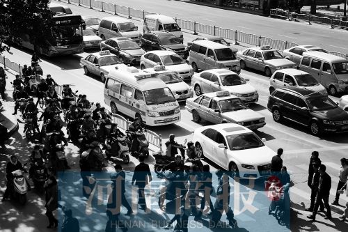 紫荊山路與商城路交叉口，見無車讓行，一輛救護車只好選擇右轉(zhuǎn)車道直行 記者 邱曉峰/攝