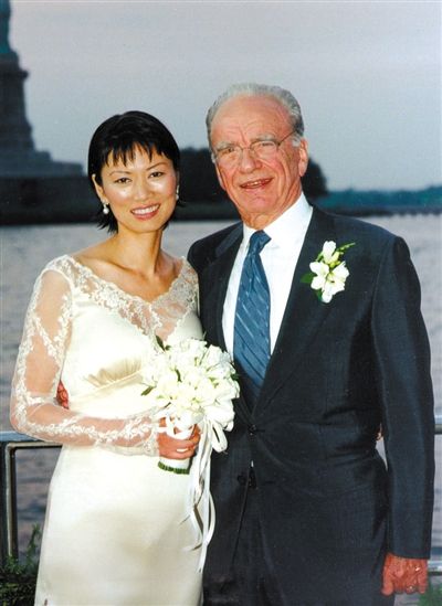 1999年6月，68歲的默多克與30歲的鄧文迪結(jié)婚。