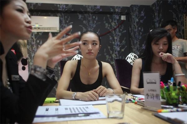 圖為參選者在等待選拔。