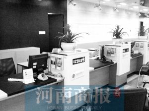 銀行工作人員離開。河南商報實習(xí)生 王杰/攝