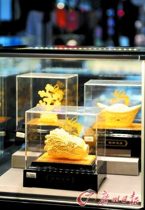 黃金產(chǎn)品持續(xù)熱賣。記者王燕 攝