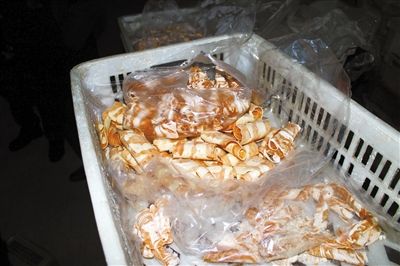 原料加工成“牛肉”產品批發(fā)價20多元一斤，加工成“羊肉卷”批發(fā)價為10元一斤。