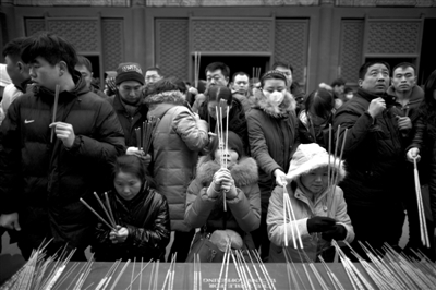 雍和宮，市民在燒香祈福