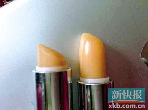 ■蘇小姐將其在專柜和聚美優(yōu)品購買的伊麗莎白雅頓唇膏對比，產(chǎn)品包裝和唇膏顏色明顯不同。