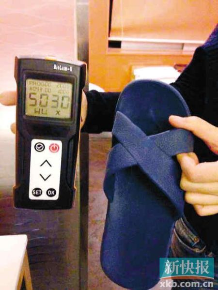 ■記者測試的嶺南佳園酒店膠拖鞋細菌總數(shù)高達5030RLUs。