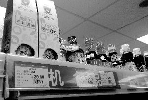 永旺超市里，兒童醬油價(jià)格不菲且品種繁多，但買的顧客較少。信息時(shí)報(bào)記者 郭柯堂 攝