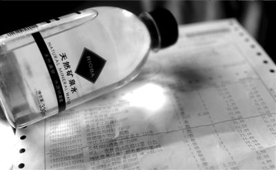 長綠苔的礦泉水和超市購物清單。 京華時報記者 王苡萱 攝