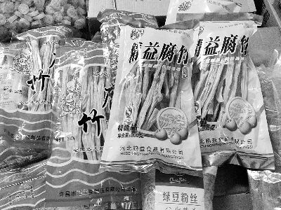內(nèi)黃腐竹含吊白塊被曝光后，市場上內(nèi)黃產(chǎn)腐竹難覓蹤跡。攤主所售產(chǎn)品大多出自河南許昌和河北保定