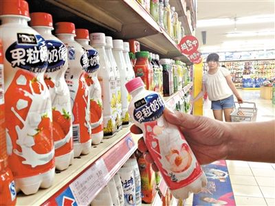昨日，勁松京客隆超市貨架上，可口可樂果粒奶優(yōu)仍在售?？煽诳蓸饭咀蛉瞻l(fā)表聲明稱，已使用25公斤可能受到肉毒桿菌污染的乳粉，用于生產(chǎn)個(gè)別批次的美汁源果粒奶優(yōu)。新京報(bào)記者 韓萌 攝