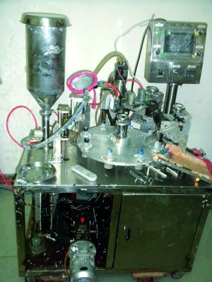 行動(dòng)中查獲的假冒“高露潔”牙膏和制假機(jī)械。信息時(shí)報(bào)記者鄭啟文 攝