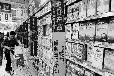 在通州某超市，進口奶粉、純牛奶打出“原裝進口”的招牌吸引消費者購買 攝/法制晚報記者 黑克