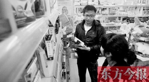 大學(xué)生創(chuàng)業(yè)孵化園內(nèi)，大學(xué)生S團(tuán)實(shí)體店的工作人員在向兩個同學(xué)推介商品