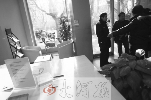 人民路上的這家商店,夜間疑被一男子隔著門縫用長(zhǎng)竿偷走一臺(tái)蘋果ipad air。