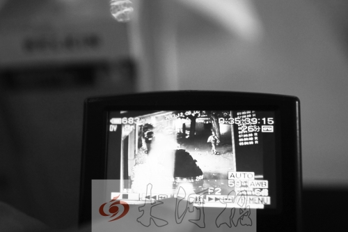 人民路上的這家商店,夜間疑被一男子隔著門縫用長(zhǎng)竿偷走一臺(tái)蘋果ipad air。