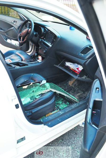 車玻璃被砸碎，車內(nèi)被翻動(dòng)。