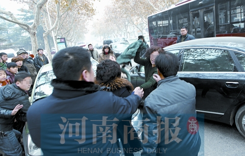兩名女子廝打在一起，民警上前勸架