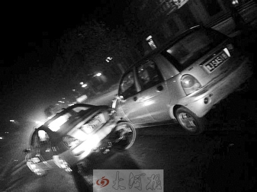 撞上出租車QQ才停下，兩車間還夾著一輛自行車。