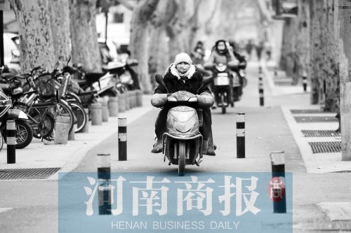 金水路防疫路附近，路樁間距很小，電動車經(jīng)過時要很小心才能避開