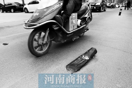 金水路上，一根路樁被撞倒